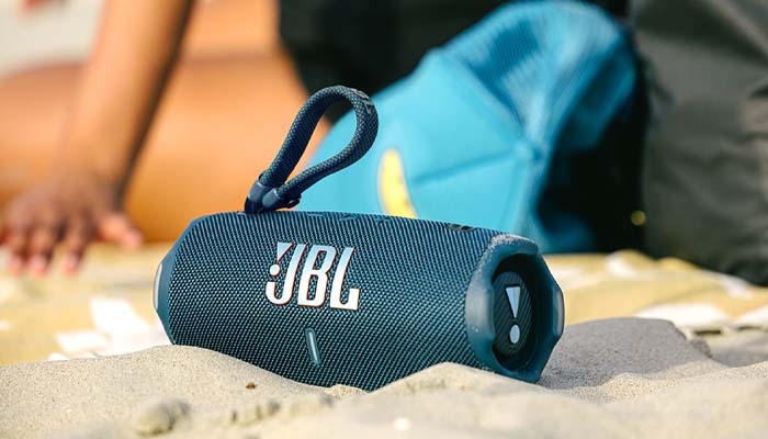 Купить портативную колонку JBL Charge 6 Black по цене от 15990 руб